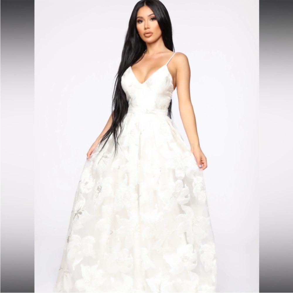 NWT Bells Are Ringing
Floral Gown fashion nova dress